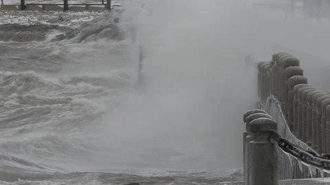 Massive waves breaking crashing into shore in wind storm Vídeo Stock 147983529