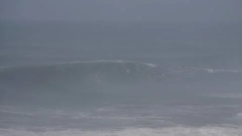 Massive waves crashing over the ocean at Nazare, Portugal, perfect for Vidéo 300602772