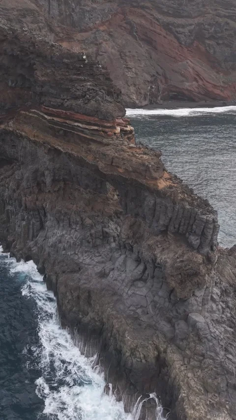 Massive waves hammering volcanic coastline of La Palma in a vertical video 스톡 동영상 308401670