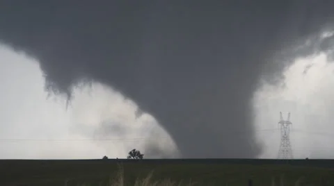 A massive wedge-shaped tornado looms above Nebraska farmland Vidéo 59334393
