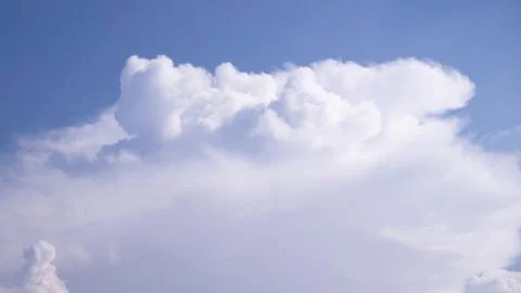 Massive White Cumulus Cloud Formation Against Clear Blue Summer Sky Stock-Fotos