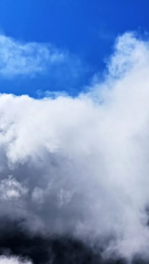 Massive White Cumulus Clouds Rising Above Misty Landscape Under Blue Sky Vidéo 336781079
