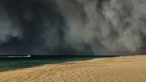Massive wildfire smoke cloud covering beach and ocean Vidéo 332963171