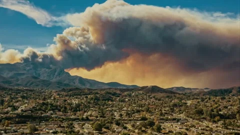 Massive wildfire smoke plume expanding over California town Vídeos de archivo 332961253