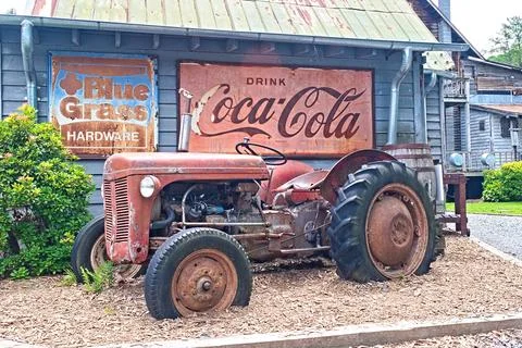 Mast General Store Old Tractor Close Stock-Fotos