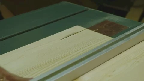 The master aligns the boards on a circular saw Video stock 182221037
