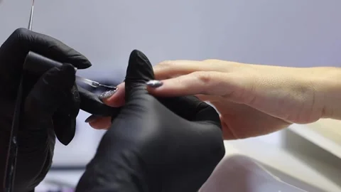 The master applies and distributes a special tool on the nail. Vídeo Stock 167522482