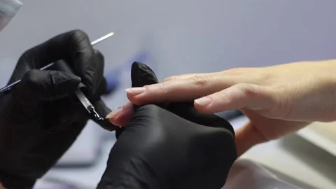 The master applies and distributes a special tool on the nail. Vídeo Stock 167522506