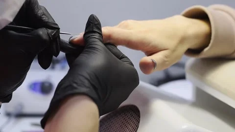 The master applies and distributes a special tool on the nail. Vídeo Stock 167919373