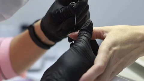 The master applies and distributes a special tool on the nail. Vídeo Stock 167919424