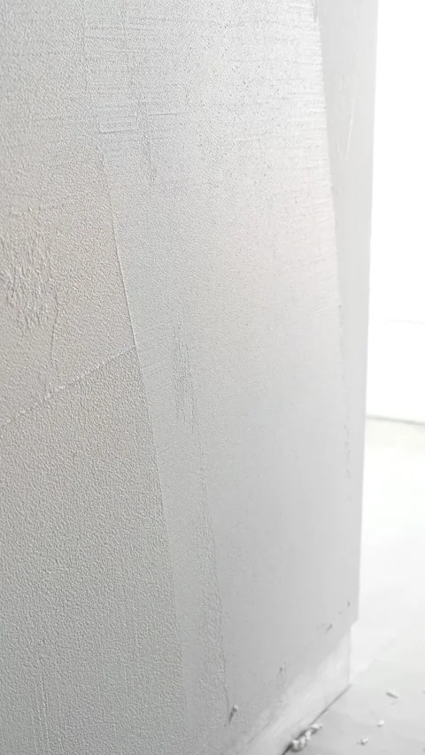 Master applies gray decorative plaster to the wall with a spatula and trowel Video stock 317409507