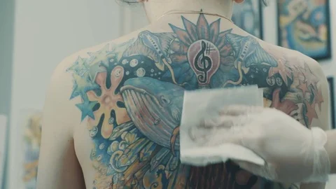 Master applying solution after tattoo Video stock 73219782
