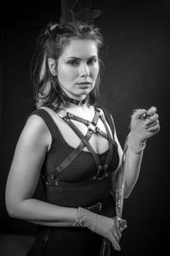 Master of the art of tattooing looking at the camera in the salon Foto stock