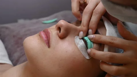 The master attaches to the client a special roller for laminating eyelashes. Stock Footage 183012609