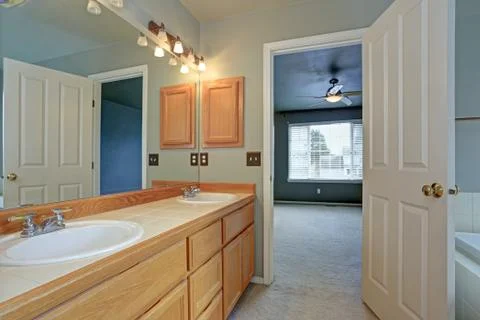 Master Bathroom suite features light wood vanity cabinet with two sinks and d Stock Photos