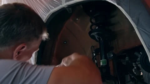 The master blows the wheel arches of the car with compressed air. Vídeos de archivo 254948729