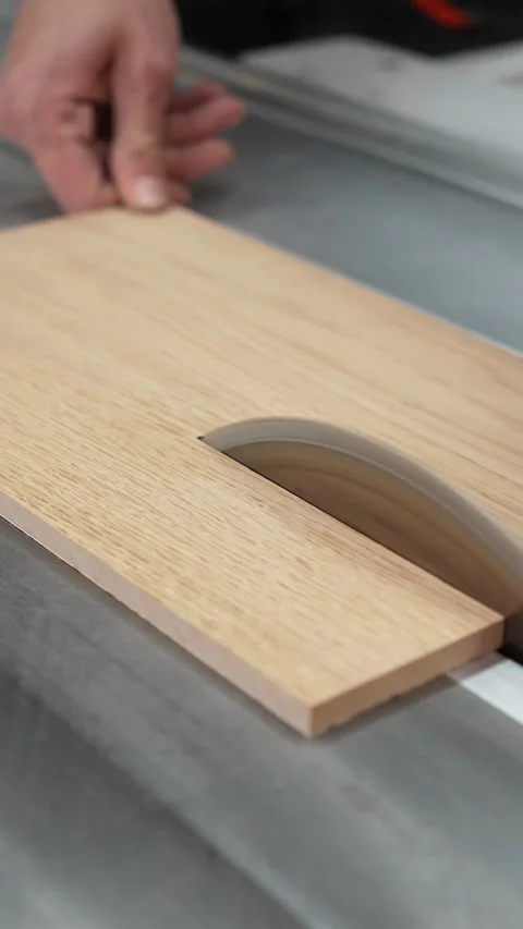 Master builder cuts a wooden panel on a format cutting machine Video stock 317414679