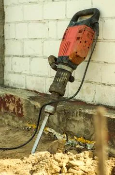 Master Builder-finisher in work clothes, with a perforator in his hands Foto stock