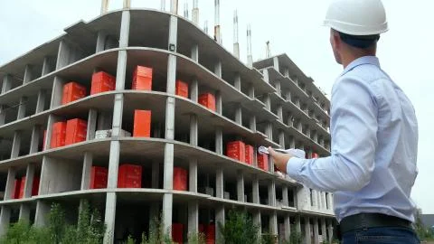 Master builder holding plans and nods his head Foto stock