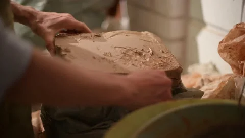 Master ceramist works in pottery studio. Process of creating plate Vídeos de archivo 170604283
