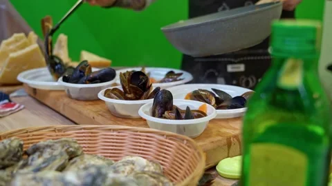 Master class on cooking mussels in white wine and free tasting Stock Footage 170187517
