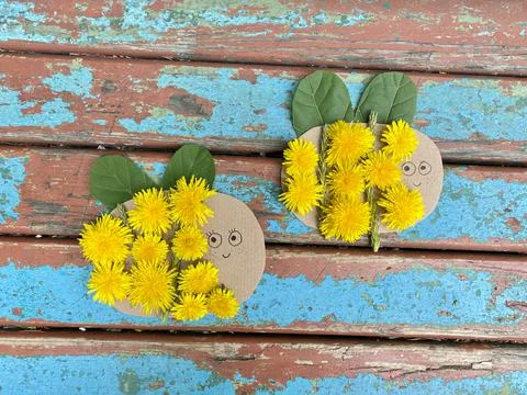 Master class how to make a bee from natural materials and cardboard recycling Stock-Fotos