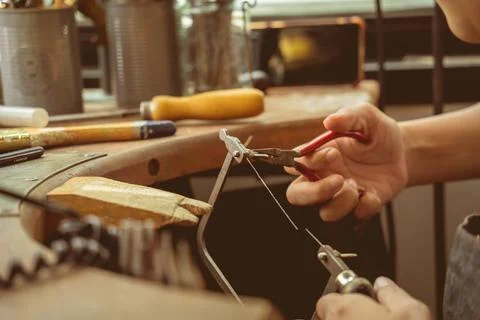 Master class in a large workshop for the manufacture of handmade jewelry 스톡 사진