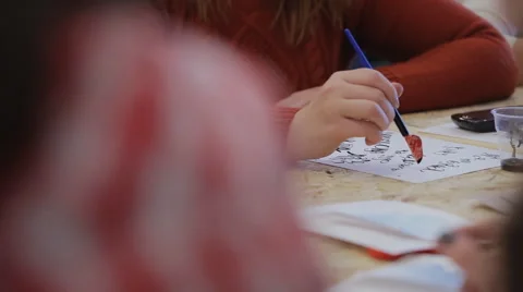 Master class on lettering. she draws and creates a homemade pen letters Video stock 57770225