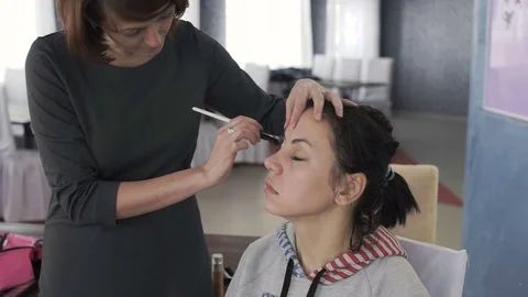 Master class for make-up artists. Working with eyeshadow. Stock Footage 70827762