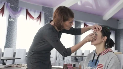 Master class for make-up artists. Working with eyeshadow. Stock Footage 70837314