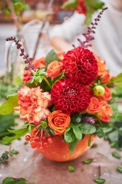 Master class on making bouquets. Autumn bouquet in a pumpkin. Flower arrangem Fotos Stock