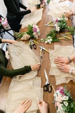 Master class on making bouquets. Summer bouquet. Learning flower arranging Foto stock