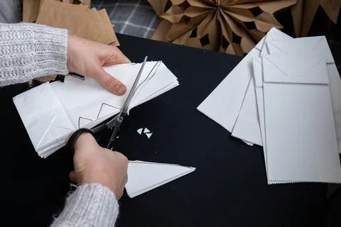 Master class of making craft paper snowflakes for conscientious Christmas ... 스톡 사진
