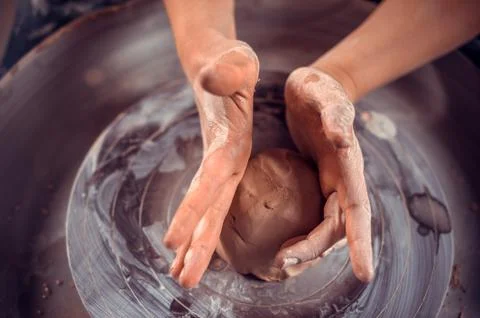 Master class on modeling of clay on a potter's wheel In the pottery workshop Foto stock