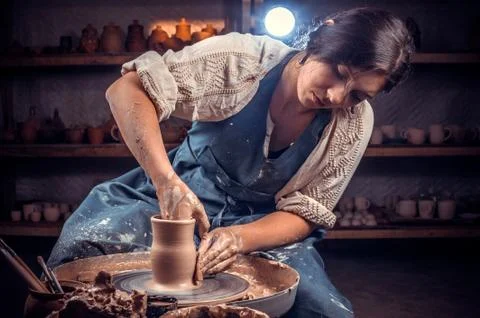 Master class on modeling of clay on a potter's wheel In the pottery workshop. Foto stock