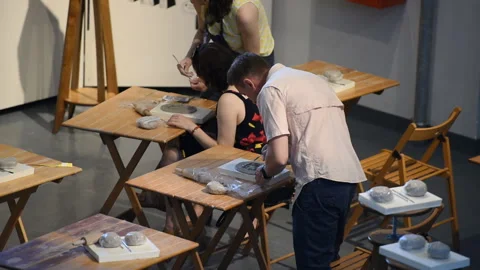 Master class in the museum workshop of Mikhail Anikushin in Saint Petersburg, Video stock 100791078