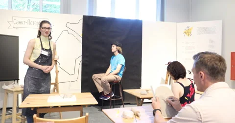 Master class in the museum workshop of Mikhail Anikushin in Saint Petersburg 스톡 동영상 167766165