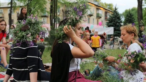 Master class weaving flowers Stock Footage 98596220