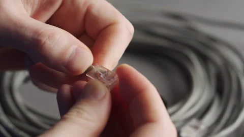 The master connects the connector to the cable for connecting to the Internet Vídeo Stock 263519146