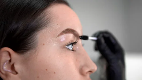 Master corrects the shape of the eyebrows Stock Footage 146531971