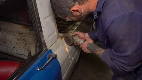 Master cuts the car with a grinder Stock-Footage 80928729