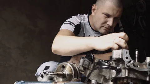 Master disassembles the motorcycle engine Stock Footage 95998166