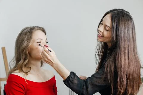Master does a beautiful blonde makeup in a beauty salon Foto stock