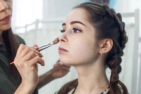 Master does a beautiful blonde makeup in a beauty salon Foto stock