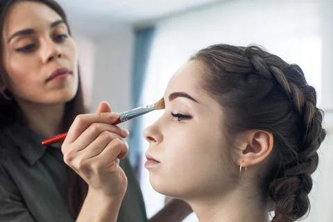 Master does a beautiful blonde makeup in a beauty salon Foto stock