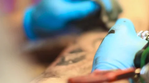 The master does the tattoo Vidéo 77414731