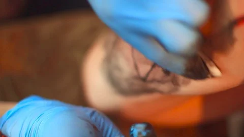 The master does the tattoo Stock Footage 77711874