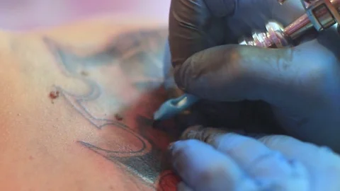 The master does the tattoo Vidéo 77785462