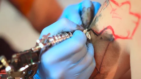 The master does the tattoo Stock Footage 77824714