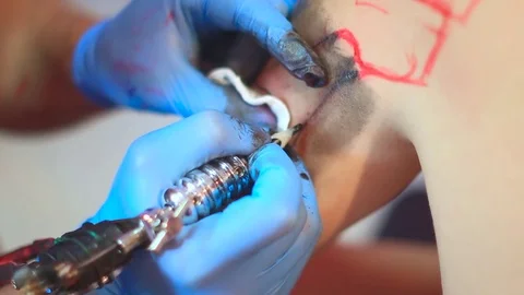 The master does the tattoo Vidéo 78259918